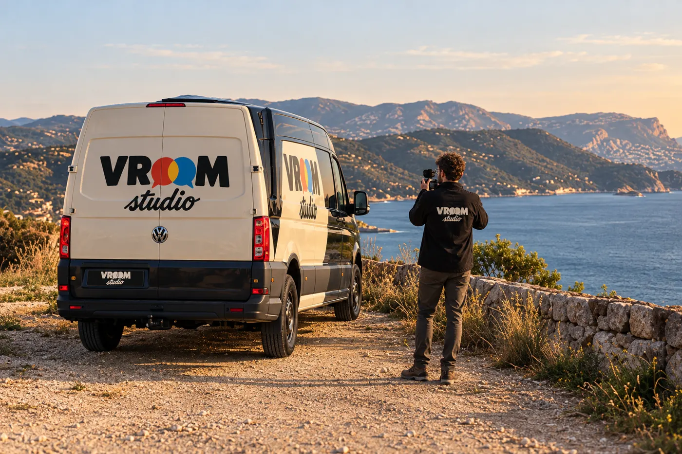Cyril filme près du camion garé en bord de mer
