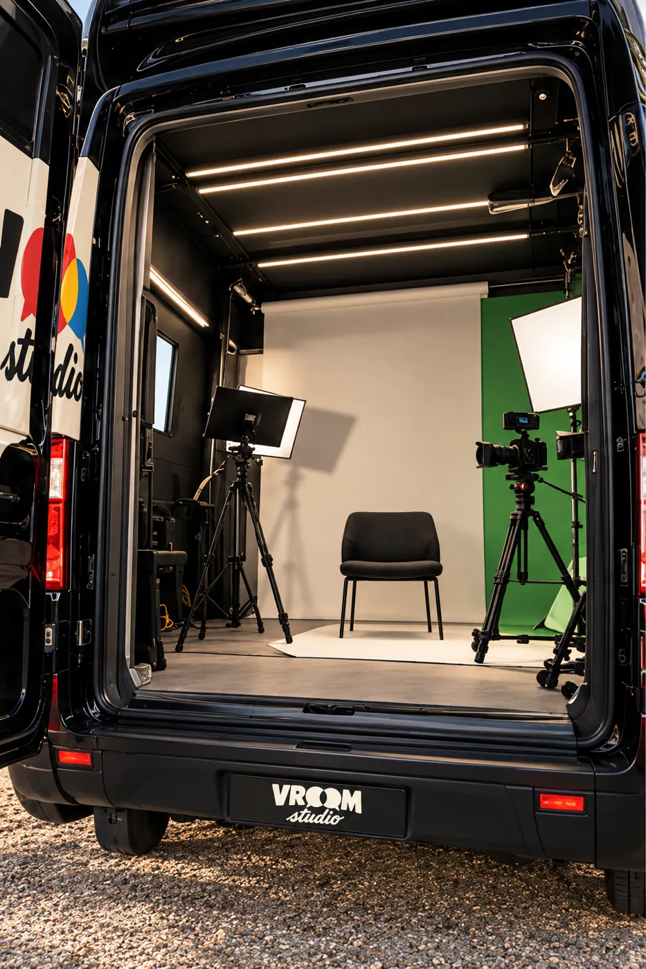 L'intérieur du camion : fauteuil, fond clair, fond vert, deux caméras et éclairages